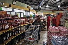 Một cửa hàng bán đồ uống tại Johannesburg, Nam Phi ngày 1/6/2020. (Ảnh: AFP/TTXVN)