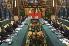 Thủ tướng Nhật Bản Shinzo Abe (thứ 4, trái) và người đồng cấp Trung Quốc Lý Khắc Cường (thứ 4, phải) tại cuộc hội đàm ở thành phố Thành Đô (Trung Quốc) ngày 25/12/2019. (Ảnh: AFP/TTXVN)