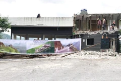 Công trình đang được phá dỡ để cải tạo, xây dựng lại theo đúng thiết kế phê duyệt. (Ảnh: TTXVN phát)