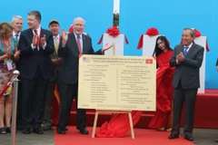 Phó Thủ tướng Thường trực Trương Hòa Bình, Thượng nghị sỹ Patrick Leahy, Đại sứ Hoa Kỳ tại Việt Nam Daniel Kritenbrink và các đại biểu thực hiện nghi thức khởi động Dự án xử lý ô nhiễm dioxin sân bay Biên Hòa. (Ảnh: Sỹ Tuyên/TTXVN)