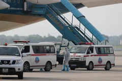 Sau khi xuống máy bay, các công dân được ôtô chuyên dùng đưa về cơ sở cách ly y tế. (Ảnh: Thành Đạt/TTXVN)