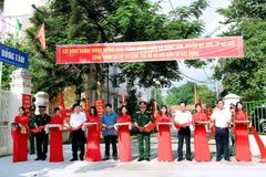 Cắt băng khánh thành đường giao thông nông thôn tại xã Đồng Tâm. (Ảnh: Nguyễn Cúc/TTXVN phát)