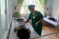 Các bác sỹ Bệnh viện Đa khoa tỉnh Gia Lai điều trị cho các bệnh nhân mắc bệnh bạch hầu. (Ảnh: Quang Thái/TTXVN)