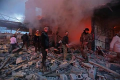  Lực lượng dân phòng Syria và lực lượng ủng hộ Thổ Nhĩ Kỳ tìm kiếm các nạn nhân trong vụ đánh bom xe gần một trạm kiểm soát ở thị trấn Azaz, phía Bắc tỉnh Aleppo ngày 19/3/2020. (Ảnh: AFP/TTXVN)