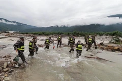 Nhân viên cứu hộ làm nhiệm vụ tại huyện Miện Ninh, tỉnh Tứ Xuyên, Trung Quốc, ngày 28/6/2020. (Ảnh: THX/TTXVN)