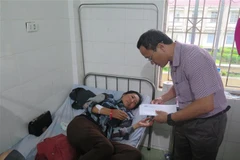 Thăm hỏi nạn nhân bị thương. (Ảnh: Dư Toán/TTXVN)