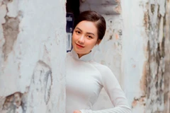 Vẻ trong veo của 'hot girl' Hà thành trong tà áo dài truyền thống