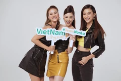 Đội Nón Lá gồm những người đẹp của gia đình Hoa hậu Hoàn vũ Việt Nam: Hoa hậu Khánh Vân, Á hậu Mâu Thủy và người đẹp Hương Ly. (Ảnh: Rin Trần/Vietnam+)