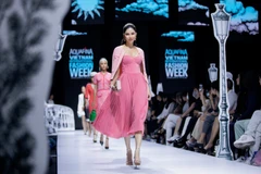 [Photo] Bộ sưu tập phong cách cổ điển quý phái của Elisabetta Franchi