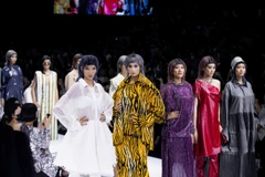 Nghệ thuật thị giác 'bùng nổ' trong bộ sưu tập của NTK Công Trí 