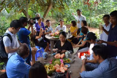 Khách du lịch thưởng thức các món ăn chế biến từ bưởi ở Cồn Hô, Trà Vinh. (Nguồn: dulichtravinh.com.vn)