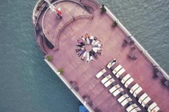 Một trải nghiệm thú vụ của nhóm bạn trẻ khi đi du thuyền trên vịnh Hạ Long. (Ảnh: Nam Nguyễn/Vietnam+)