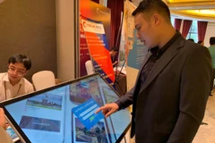 Du khách trải nghiệm du lịch ảo. (Ảnh: Mai Mai/Vietnam+)