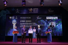 Phó Chủ tịch Hiệp hội du lịch trao giải cho các cá nhân xuất sắc. (Ảnh: Tuấn Nam/Vietnam+)