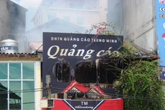 Đám cháy gây khó khăn cho lực lượng cứu hỏa (Ảnh: Sơn Bách/Vietnam+)