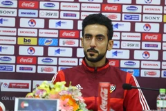 Trung vệ tuyển UAE Yousif Jaber khiêu khích Việt Nam trong buổi họp báo trước trận đấu tại vòng loại World Cup 2022. (Ảnh: Nguyên An)
