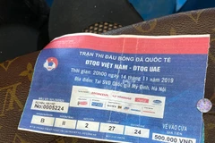 Vé bóng đá giả có thể dễ dàng lọt qua cổng soát vé một cách dễ dàng. (Ảnh: Vietnam+)