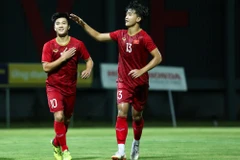 Martin Lo (trái) không có tên ở danh sách U22 Việt Nam chuẩn bị cho trận đấu với U22 Trung Quốc. (Ảnh: Nguyên An/Vietnam+)