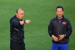 Ông Lê Huy Khoa (phải) chỉ đảm nhận vị trí trợ lý ngôn ngữ tại tuyển quốc gia Việt Nam sau khi xin nghỉ ở đội U23. (Ảnh: Nguyên An/Vietnam+)