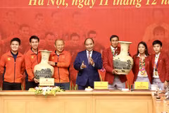 Thủ tướng trao quà cho đội tuyển bóng đá nữ và U22 Việt Nam 