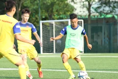 U22 Việt Nam đang dần thích nghi với việc thi đấu trên mặt sân cỏ nhân tạo khi SEA Games 30 cận kề. (Ảnh: Nguyên An)