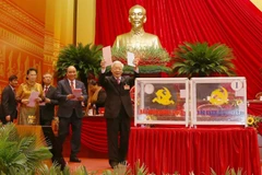Tổng Bí thư, Chủ tịch nước Nguyễn Phú Trọng, Thủ tướng Nguyễn Xuân Phúc, Chủ tịch Quốc hội Nguyễn Thị Kim Ngân, Thường trực Ban Bí thư Trần Quốc Vượng bỏ phiếu bầu Ban Chấp hành Trung ương khóa XIII. (Ảnh: TTXVN)