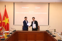 Tổng biên tập VietnamPlus Trần Tiến Duẩn ký kết thỏa thuận hợp tác với Tổng giám đốc của Công ty Insider. (Ảnh: Lê Minh Sơn)