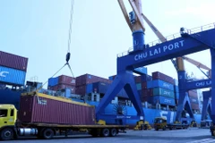 Kinh tế Việt Nam được dự báo sẽ phục hồi nhanh chóng sau đại dịch. Trong ảnh: Hàng hóa qua Cảng Chu Lai Trường Hải. (Ảnh: Trần Tĩnh/TTXVN)