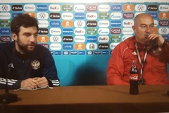 HLV Cherchesov thoải mái uống Coca sau vụ Ronaldo tẩy chay nước ngọt