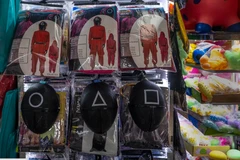 Đồ cosplay ăn theo "Squid Game" đắt hàng trong mùa Halloween