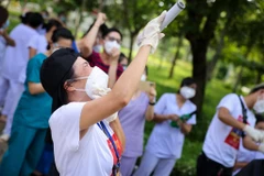 [Video] Nghệ sĩ hát tặng y bác sĩ và bệnh nhân tại bệnh viện Củ Chi