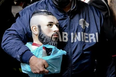 [Video] Cảnh sát Napoli đụng độ với em trai của trùm mafia quá cố