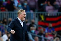 CĐV Barcelona nổi đóa đập xe của HLV Koeman sau trận thua Real Madrid