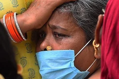 [Photo] Thêm những hình ảnh rơi nước mắt từ tâm dịch COVID-19 ở Ấn Độ