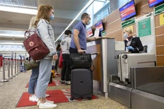 Hành khách đeo khẩu trang phòng bệnh COVID-19 khi làm thủ tục tại sân bay quốc tế Sheremetyevo ở Moskva, Nga ngày 1/8/2020. (Ảnh: THX/TTXVN)
