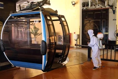 Phun khử khuẩn các cabin cáp treo đưa khách lên Khu du lịch Bà Nà Hills. (Ảnh: Trần Lê Lâm/TTXVN)