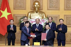 Thủ tướng Nguyễn Xuân Phúc chứng kiến lễ trao thoả thuận hợp tác giữa Cục Đầu tư nước ngoài (Bộ Kế hoạch và Đầu tư) và Tổ chức Xúc tiến Thương mại Nhật Bản. (Ảnh: Thống Nhất/TTXVN)