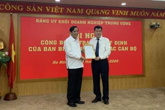 Đồng chí Nguyễn Thanh Bình, Ủy viên Trung ương Đảng, Phó Trưởng ban Thường trực Ban Tổ chức Trung ương trao quyết định phân công, điều động đồng chí Nguyễn Đức Phong làm Phó Bí thư Đảng ủy Khối Doanh nghiệp Trung ương. (Ảnh: Việt Đức/TTXVN)