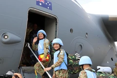 Các nữ bác sỹ Bệnh viện Dã chiến cấp 2 số 1 lên đường sang nhận nhiệm vụ tại Nam Sudan, tham gia hoạt động gìn giữ hòa bình của Liên hợp quốc (15/10/2018). (Ảnh: Xuân Khu/TTXVN)