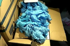 Găng tay y tế kém chất lượng, giả nhãn hiệu bị phát hiện. (Ảnh: TTXVN phát)