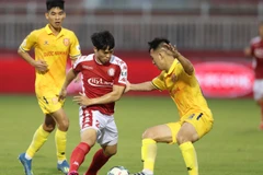 Pha tranh bóng giữa Công Phượng (CLB TP HCM) với các cầu thủ Nam Định. (Ảnh: Thanh Vũ/TTXVN)