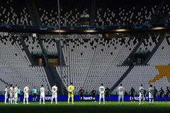 Sân vận động vắng bóng cổ động viên do dịch COVID-19 trong trận đấu giữa câu lạc bộ Juventus và Olympique Lyonnais tại Giải Bóng đá Vô địch các Câu lạc bộ châu Âu UEFA Champions League trên sân vận động Juventus ở Turin, Italy, ngày 7/8/2020. (Ảnh: AFP/ T