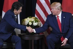 Tổng thống Mỹ Donald Trump (phải) và Thủ tướng Nhật Bản Abe Shinzo trong cuộc gặp tại New York, Mỹ ngày 25/9/2019. (Ảnh: AFP/TTXVN)