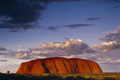 Được xem là vùng đất thiêng liêng của người thổ dân, núi Uluru có phần đỉnh rất bằng phẳng và đổi màu theo góc độ của ánh sáng khi Mặt Trời lặn. (Nguồn: AFP)
