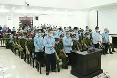 Các bị cáo nghe tòa tuyên án. (Ảnh: Doãn Tấn/TTXVN)