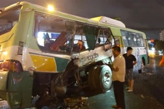 Xe khách hư hỏng nặng sau vụ tai nạn. (Ảnh: Bùi Giang/TTXVN)