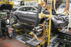 Công nhân hoàn thiện lắp ráp xe ô tô Mercedes Benz A tại nhà máy sản xuất xe Daimler ở Rastatt, miền Tây Nam Đức. (Ảnh: AFP/TTXVN)