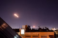 Tên lửa phòng không Syria được triển khai nhằm đánh chặn cuộc tấn công tên lửa của Isarel tại thủ đô Damascus ngày 20/7/2020. (Ảnh: THX/TTXVN)