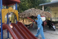 Cán bộ y tế địa phương phun thuốc tiêu độc khử trùng phòng chống bệnh bạch hầu. (Ảnh: Hồ Cầu/TTXVN)