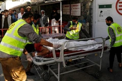 Đưa một người bị thương trong vụ nổ tới bệnh viện. (Nguồn: Reuters)